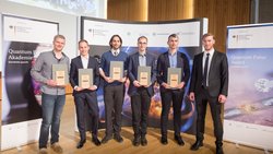 Gruppenbild der Gewinner mit einem Vertreter des Ministeriums