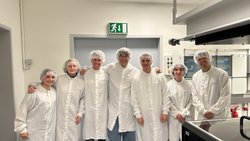 Gruppenbild mit sieben Personen in Schutzkleidung