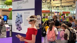 Mädchen mit VR-Brille
