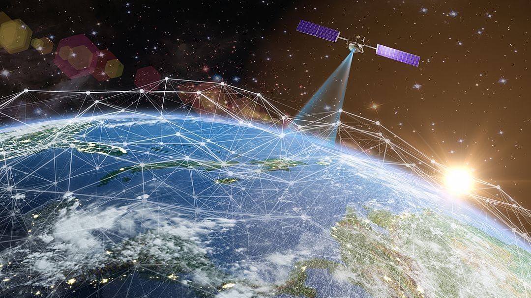 Ein Satellit funkt zur Erde