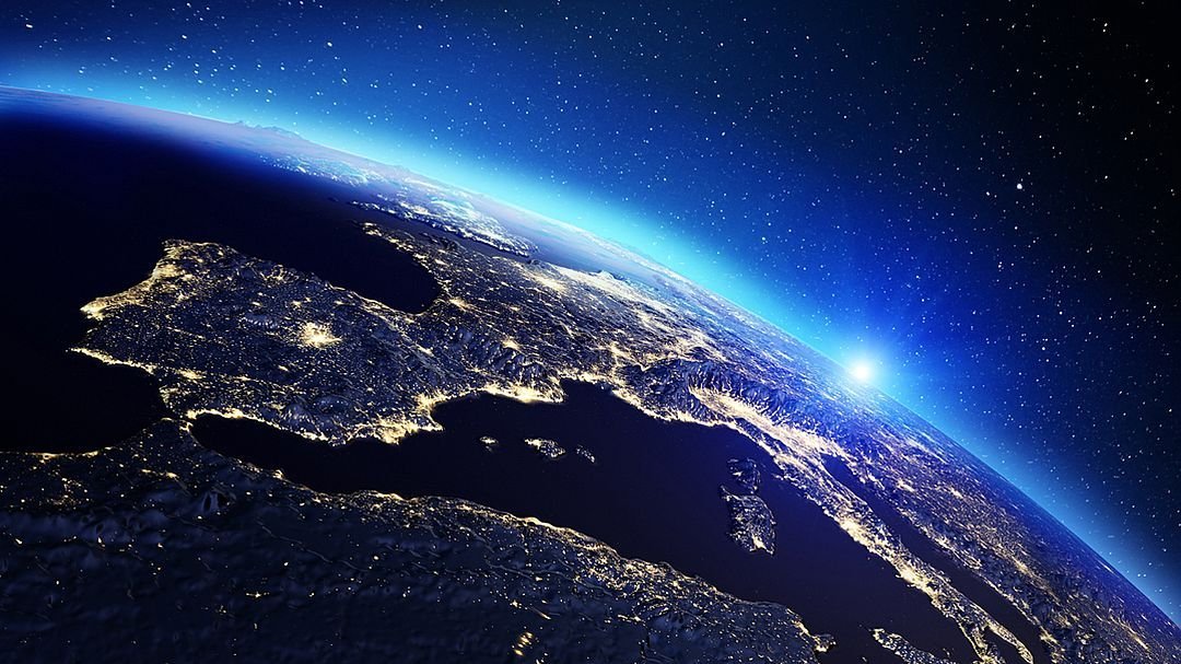 Blick auf Europa aus dem All bei Nacht kurz vor Sonnenaufgang
