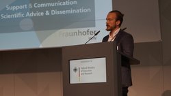 Redner auf einem Podium