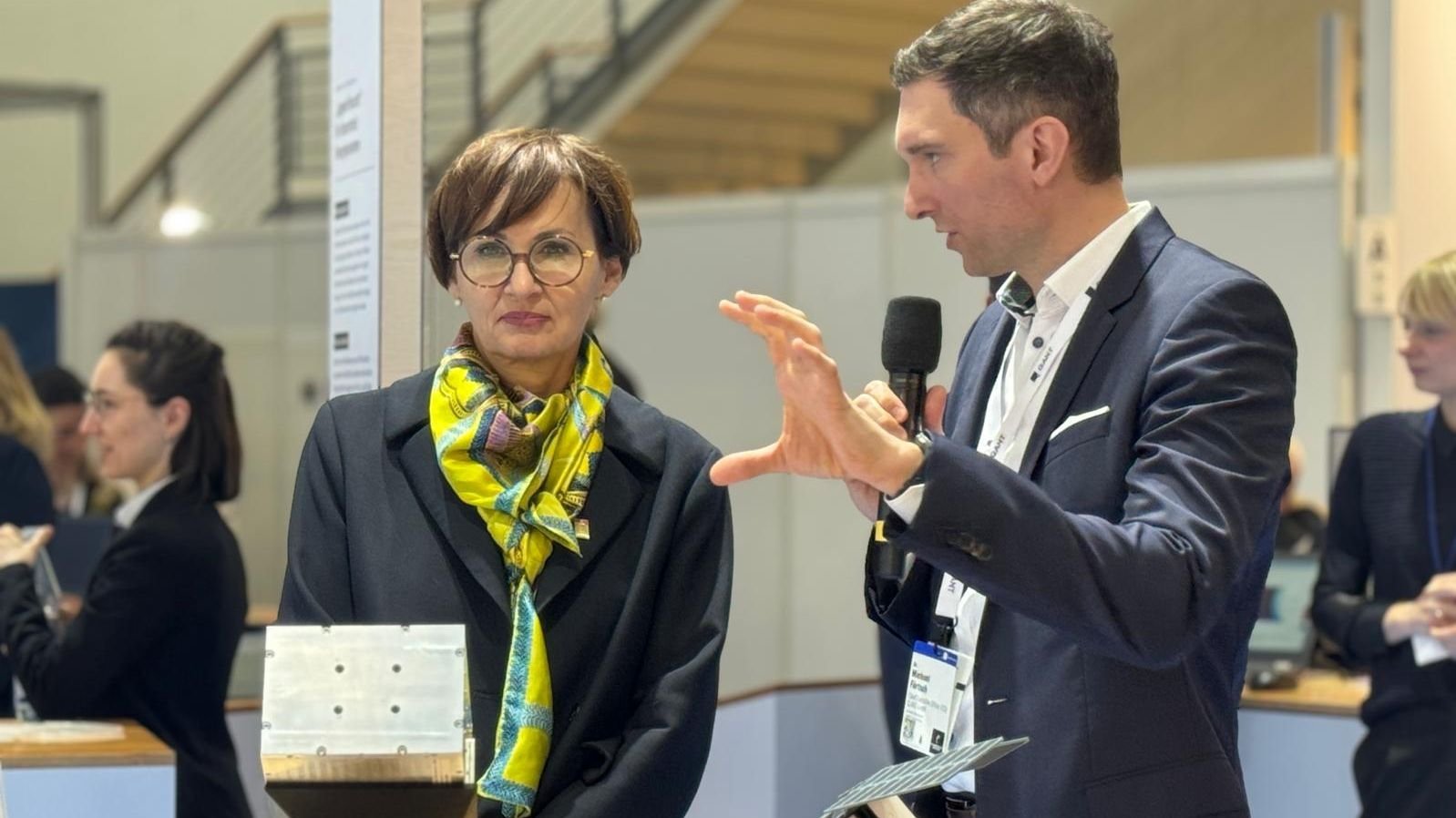 Dr. Michael Förtsch erklärt Bundesforschungsministerin Stark-Watzinger ein Quantengryoskop