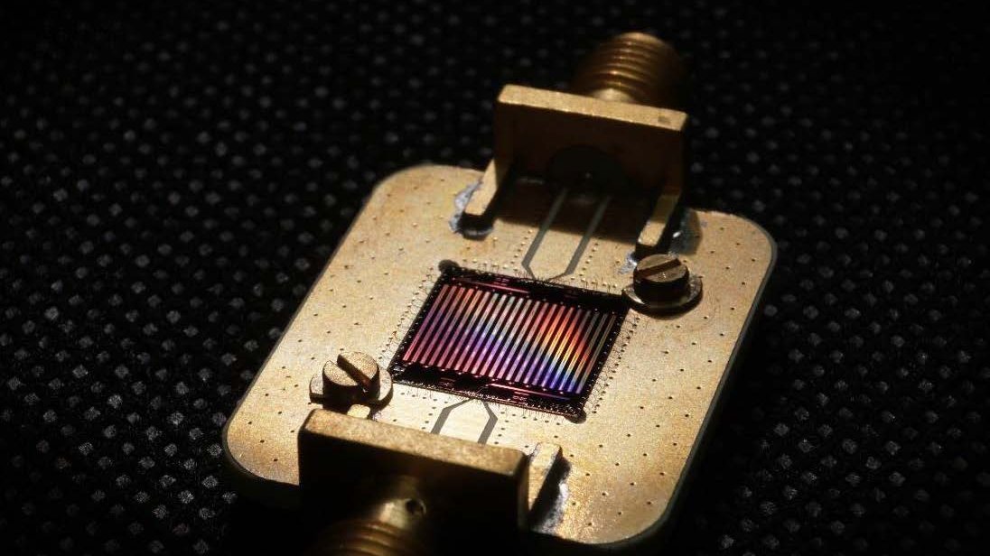 Supraleitender parametrischer Verstärker Chip montiert auf einer Leiterplatte