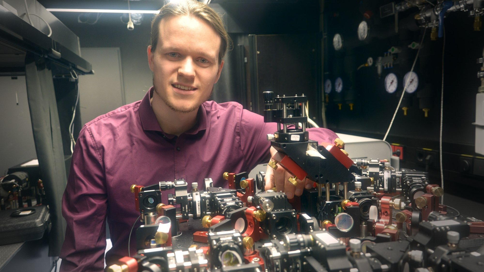 Forschender mit Herrstellungsapparat für verschränkte Zustände mehrerer Photonen
