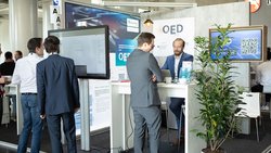 Mehrere Personen im Gespräch auf der Hannover Messe
