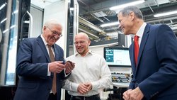 Bundespräsident Frank-Walter Steinmeier lässt sich die Mechanikfertigung von ZEISS zeigen.