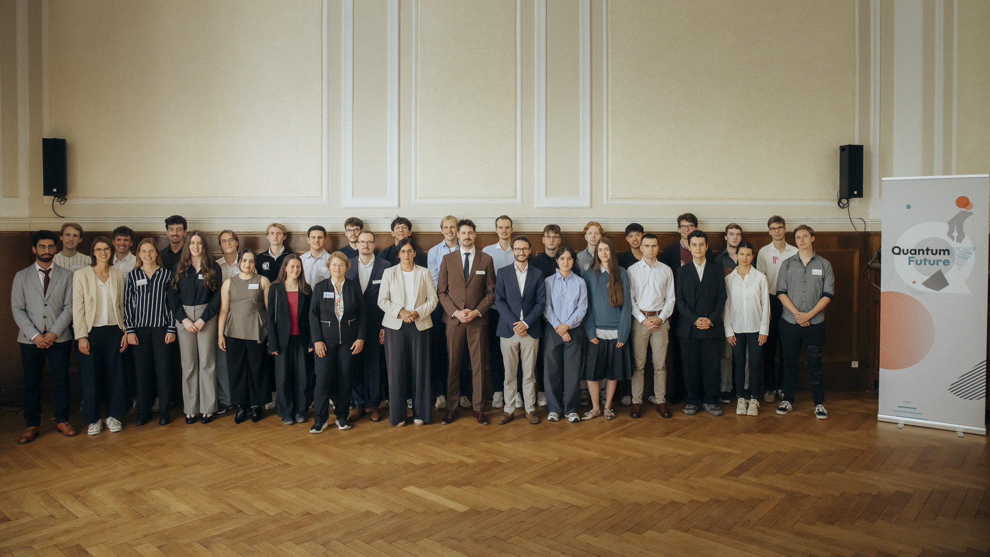 Gruppenbild mit 35 Personen stehend