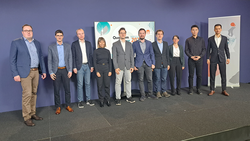 Gruppenbild aller Finalistinnen und Finalisten mit der Jury