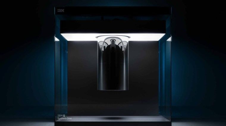 Foto des Quantencomputers von IBM vor dunklem Hintergrund