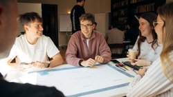 Junge Menschen am Tisch im Gespräch