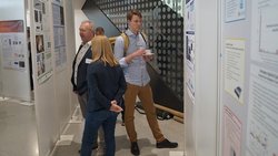 Mehrere Personen betrachten Informationstafeln
