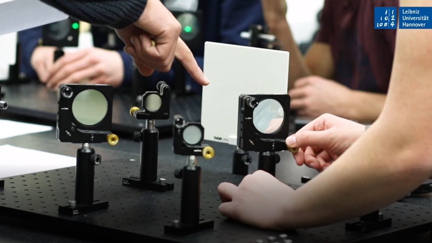 Schülerinnen und Schüler beim forschenden Experimentieren