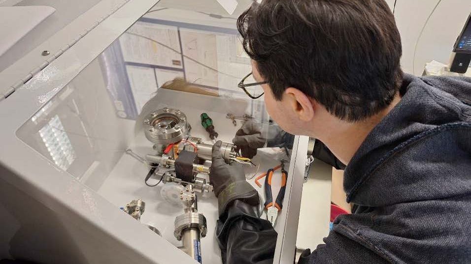 Wissenschaftler vor einem Mikroskop