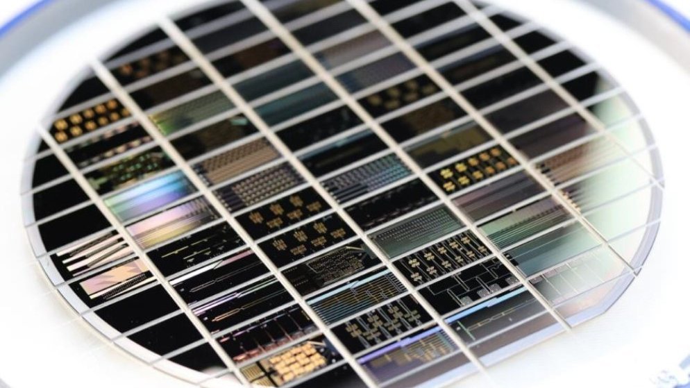 Nahaufnahme eines integrierten photonischen Chips 