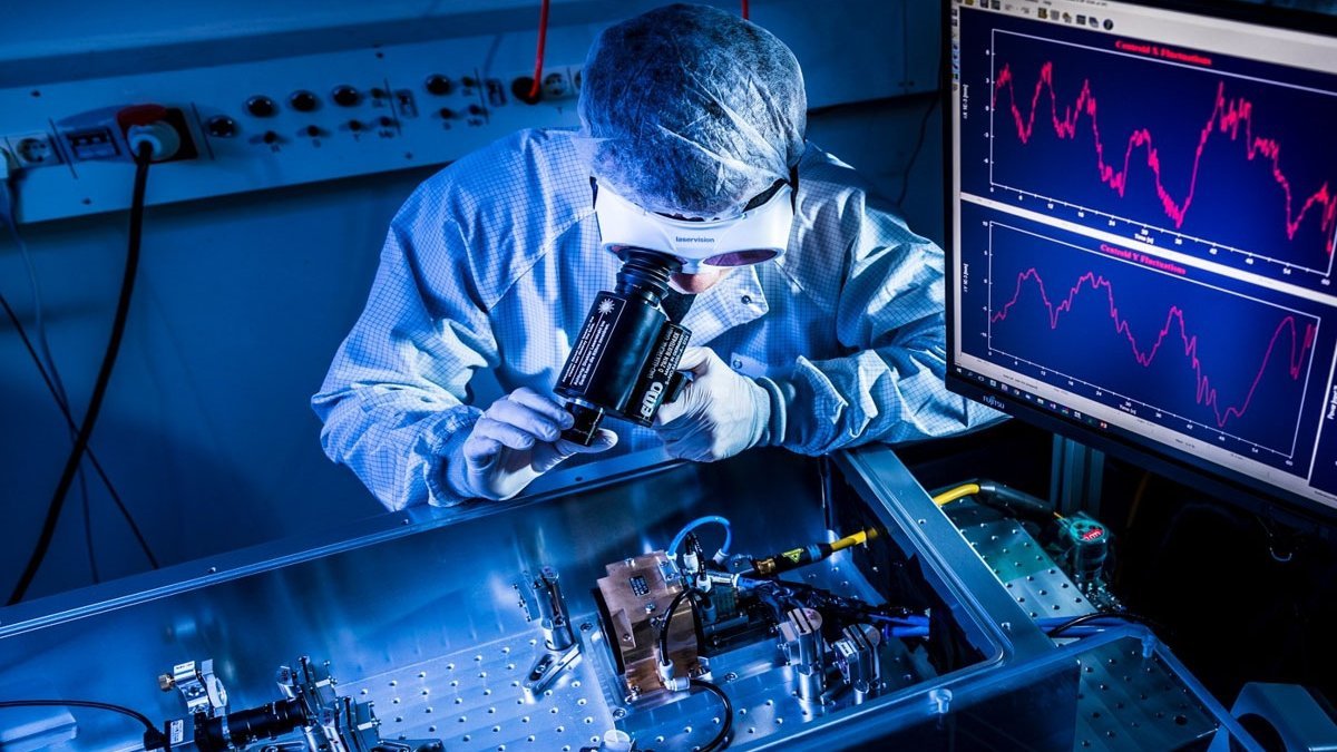 Forschender bei Justagearbeiten an einem abstimmbaren Lasersystem