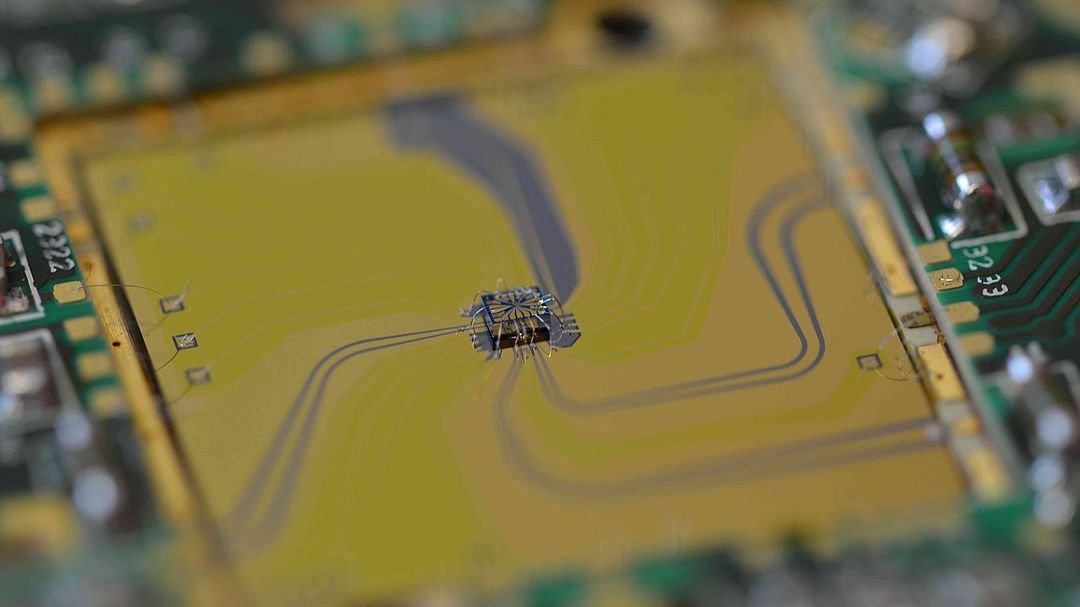 Nahaufnahme eines Mikrochips auf einer Platine
