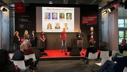 Podiumsbild mit Personengruppe zur Diskussionsrunde nach der Session „BMBF-Fördermaßnahmen 'Quantum Future Education' und 'Quantum Aktiv'“