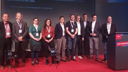Menschengruppe auf einem Podium