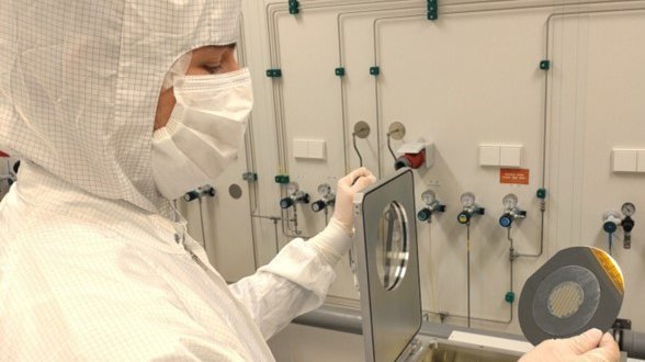 Symbolbild: Forschender in Schutzanzug bei der Arbeit im Labor 