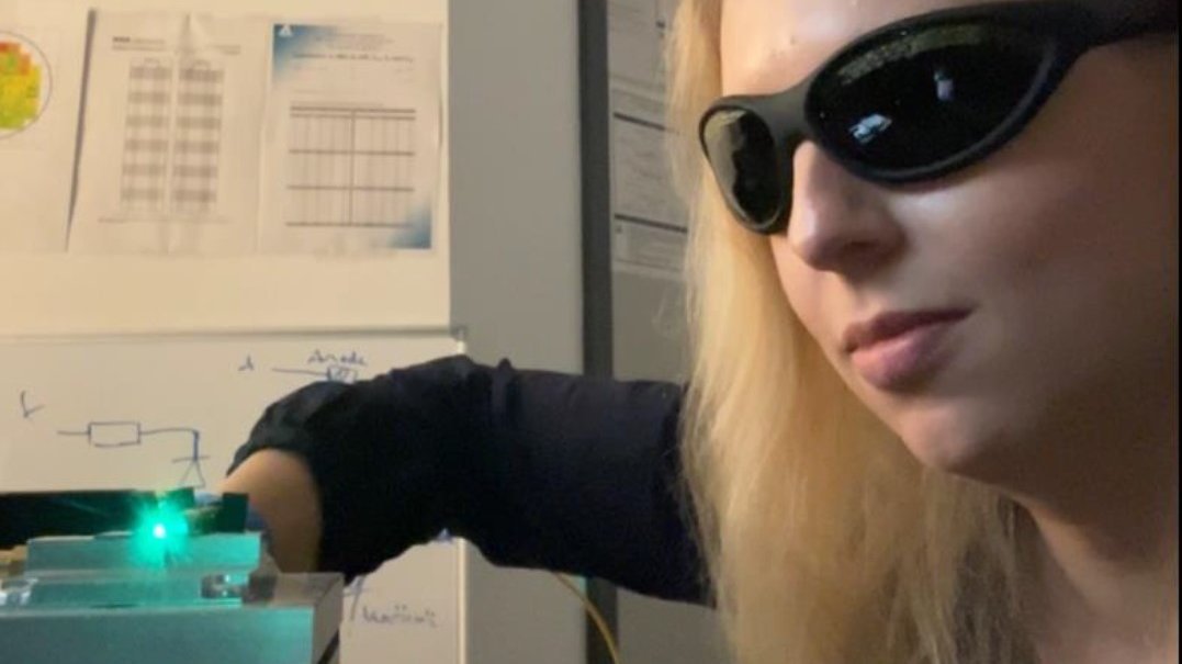 Frau bei Justage eines Lasers