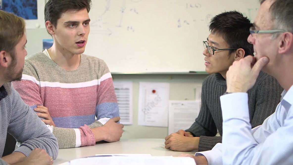 Diskussion von Studierenden und Dozenten während Präsenzphasen des Masterstudiums.