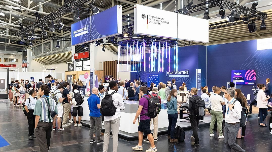 Foto des BMFTR-Messestands bei der World of Quantum
