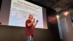 Keynote-Speaker auf einem Podium