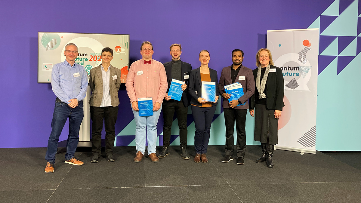 Gruppenbild der Siegerinnen und Sieger mit der Jury