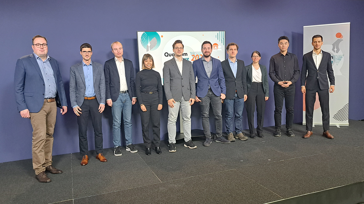 Gruppenbild aller Finalistinnen und Finalisten mit der Jury