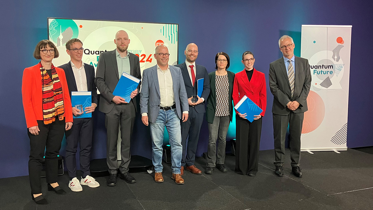 Gruppenbild der Siegerinnen und Sieger des Awards gemeinsam mit der Jury