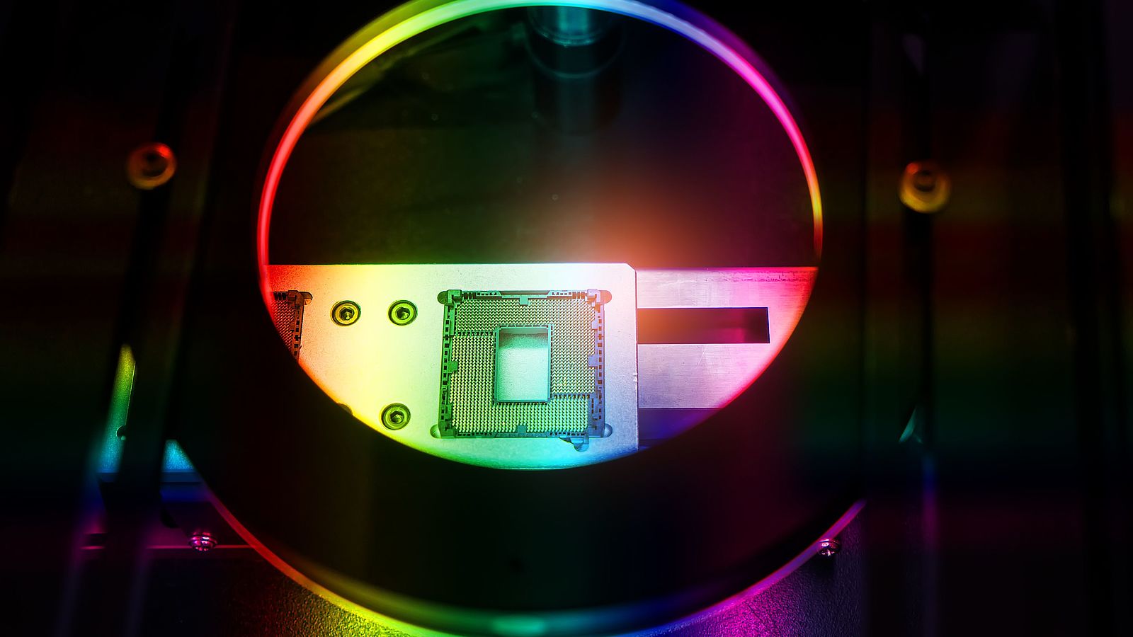 Nahaufnahme einer Laserquelle im Labor mit buntem Licht