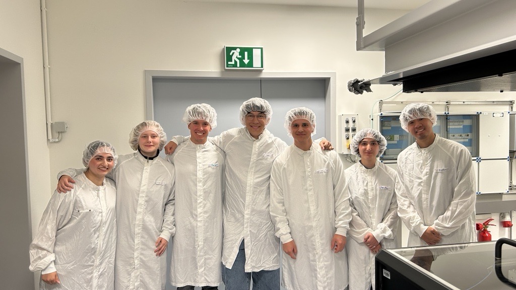 Gruppenbild mit sieben Personen in Schutzkleidung
